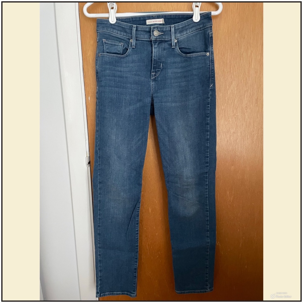 Levis medium washed jeans